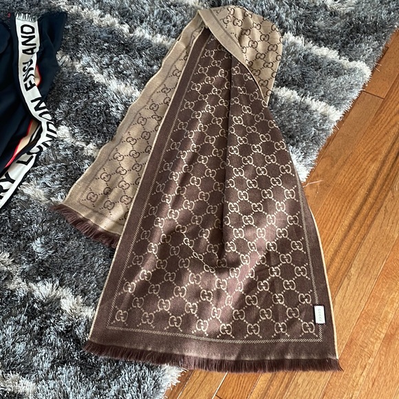 Reversible Gucci scarf - Picture 2 of 4